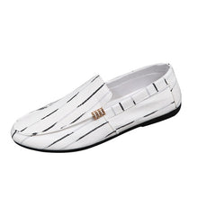 Load image into Gallery viewer, Tangnest 2017 New Korean  Men Canvas Shoes Breathable Loafers Slip On Men&#39;s Shoes Casual Man Flats 2 Colours Size 39-44 XMR2043